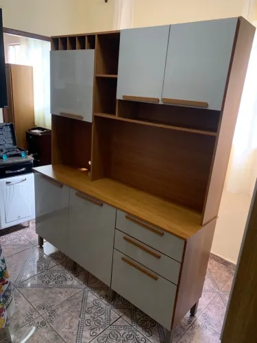 Armário de cozinha com adega 