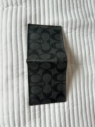 Carteira Coach preta com olograma