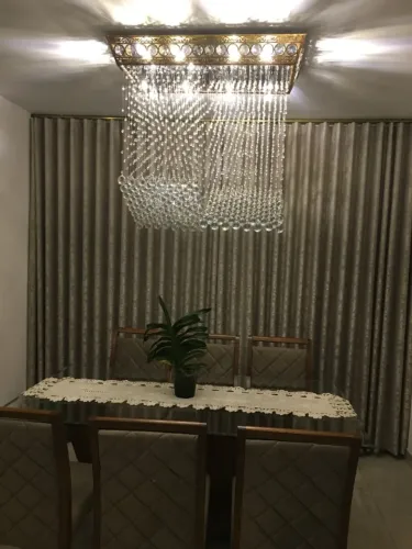 Lustre retangular com cristais lapidados