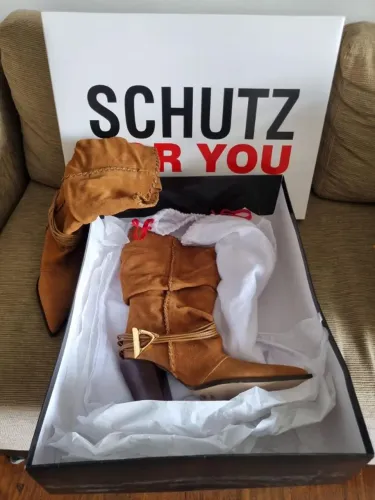Bota Schutz de camurça novinha