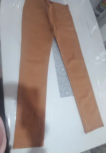 Um calça jeans masculina tamanho 16 caramelo