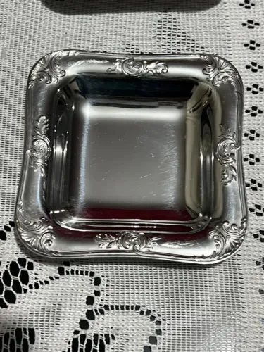 Pratinhos de prata com detalhes ornamentais