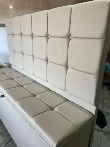 Linda cabeceira de cama estofada na cor rosa, com design moderno e elegante.