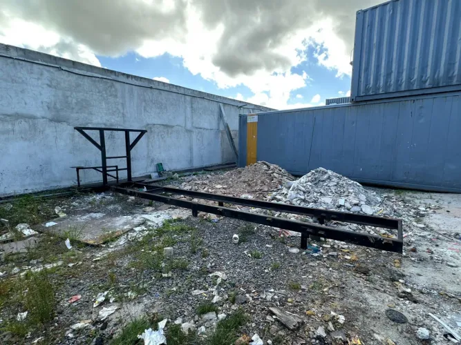 Sobrechassi com plataforma e malhal anteriormente utilizado em Munck