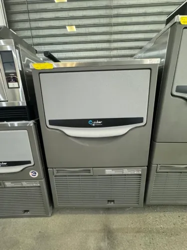 Maquina de gelo em cubos capacidade produção 60kg dia NOVA
