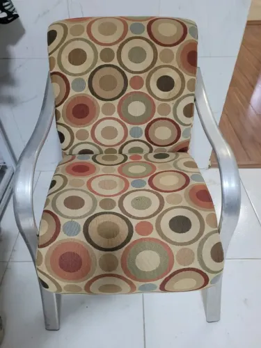 Cadeira Decorativa com Estampa de Círculos