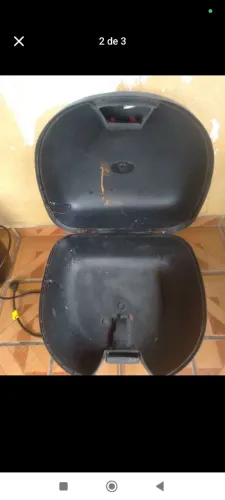 Caixa de moto quebrada
