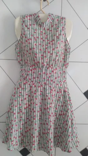 Vestido florido com listras