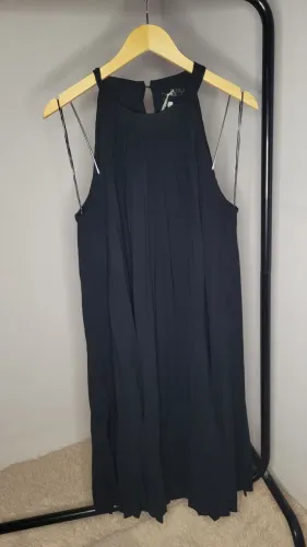 PROMOÇÃO Vestido plissado preto, acompanha cinto bege - Tamanho G - Novo