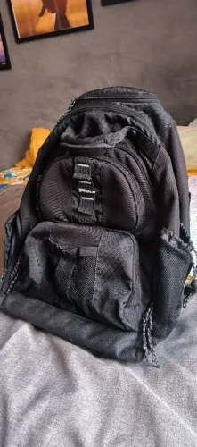 Mochila Targus preta com rodinhas e vários compartimentos