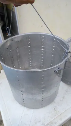 Panela industrial em alumínio em peneira.