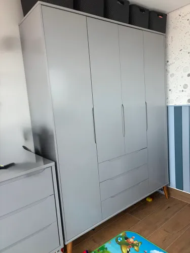 Roupeiro 4 portas - cinza 1 ano de uso