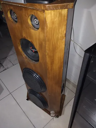 Caixa de Som Torre Personalizada