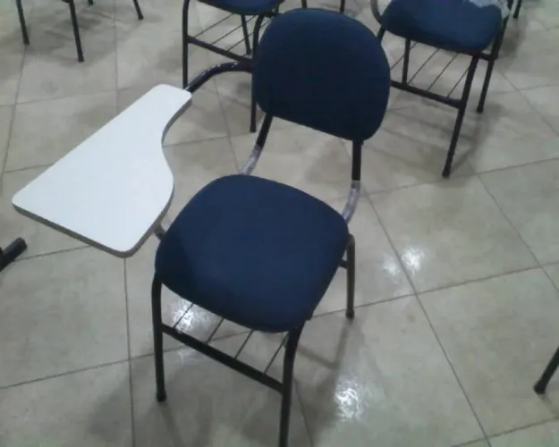 Cadeira universitária com prancheta