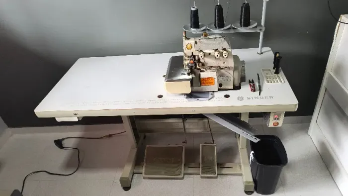 Maquina de costurar Overlock Industrial Singer