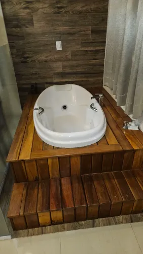 Banheira de hidromassagem 7 jatos com deck de madeira