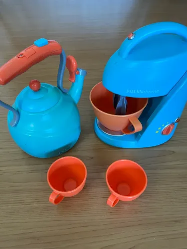Chaleira e batedeira de brinquedo 