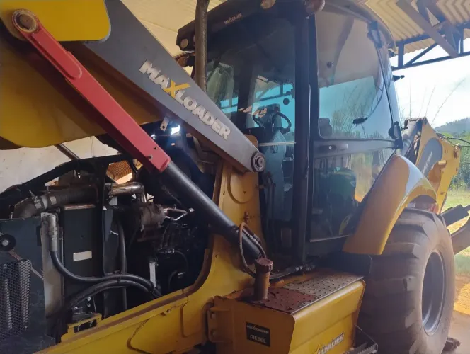 Retroescavadeira Maxloader, Motor Cummins 110 CV, turbinada intercooler- 970 horas