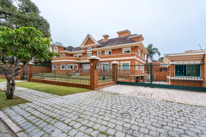 CASA COM 4 QUARTOS PARA LOCAÇÃO NO VISTA ALEGRE EM CURITIBA