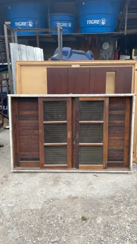 Veneziana de Madeira 1,67 x 1,06 - Usada 