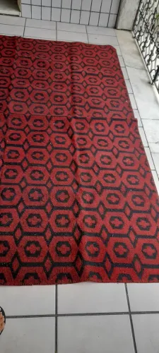 Tapete Vermelho com Design Geométrico