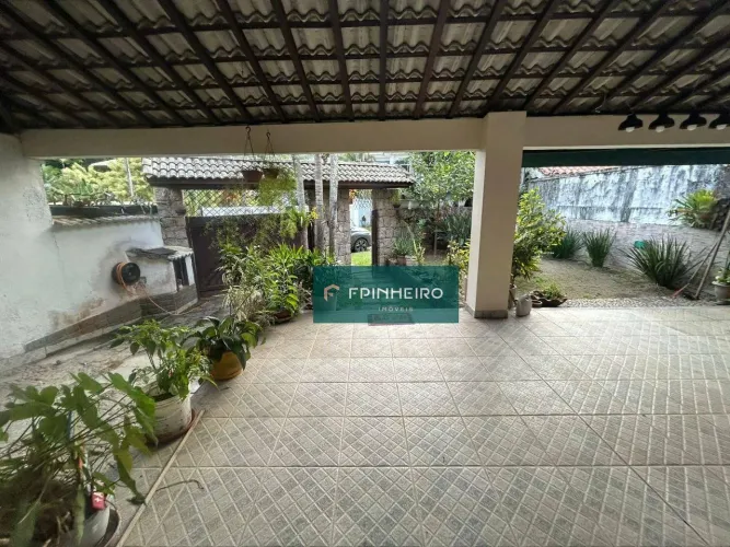 Linda casa com 300m² localizada no condomínio Pedra Rosilha em Vargem Pequena.
