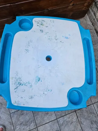 Mesa infantil azul para lanches e atividades