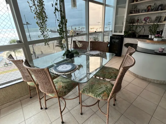 Mesa de jantar com 4 cadeiras 