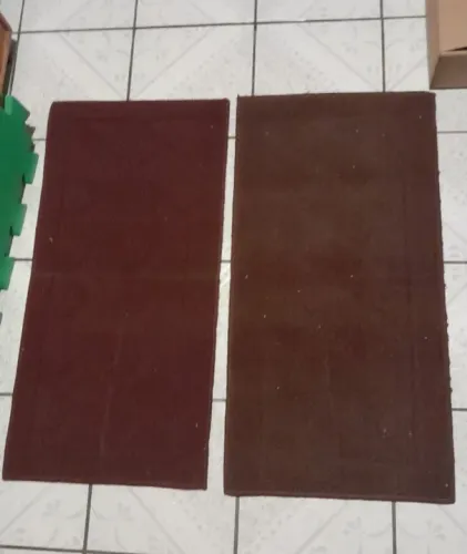 Tapetes Usados Cor Vinho - 99CmX50Cm / 98CmX49Cm (Os 2 Por R$ 15,00 / Envio Pela OLX Pay)