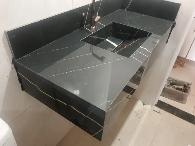 Pia de porcelanato preto com veios dourados