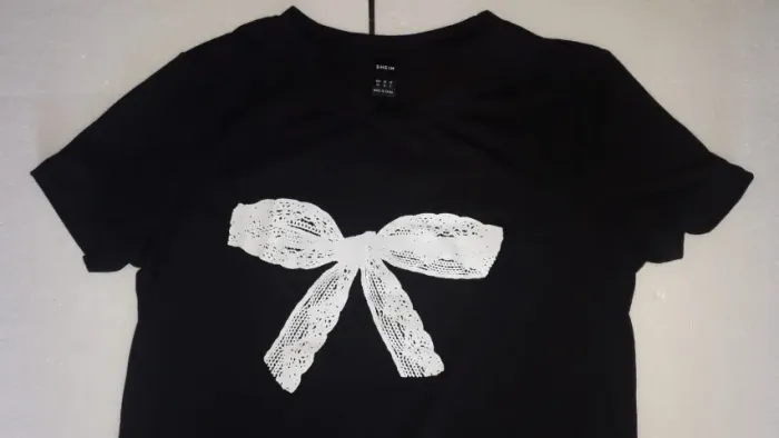 Camiseta preta feminina da Shein tamanho PP com detalhe de laço bem conservada