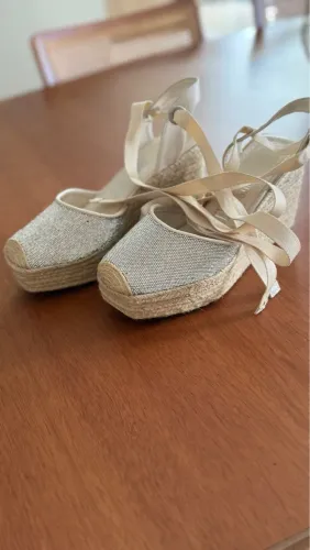 Sandália Espadrille Plataforma Bege com Detalhes em Renda