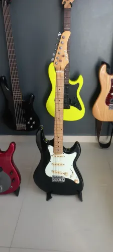 Guitarra Strimberg Designed in U.S.A.