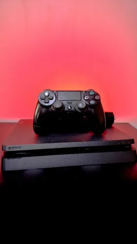 PS4 Slim semi novo + jogo físico+ garantia + controle novo
