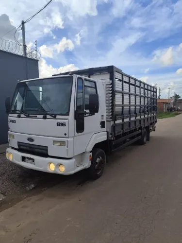 Caminhão Ford cargo 816 com sobre grade boiadeiro