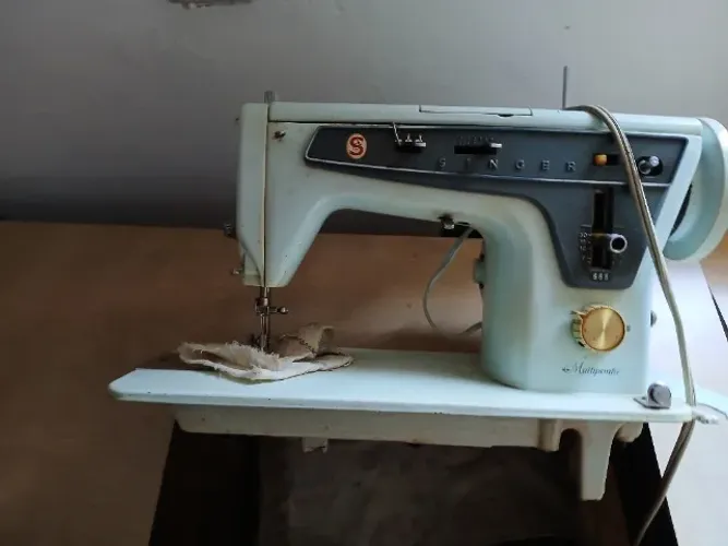 Máquina de Costura Multipontos Singer