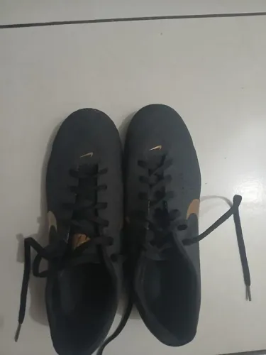 Chuteira NIKE society beco 2 preta com dourado