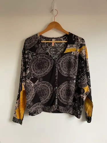 Blusa tipo camisa preta PP estampa amarelo e branco Lez a Lez