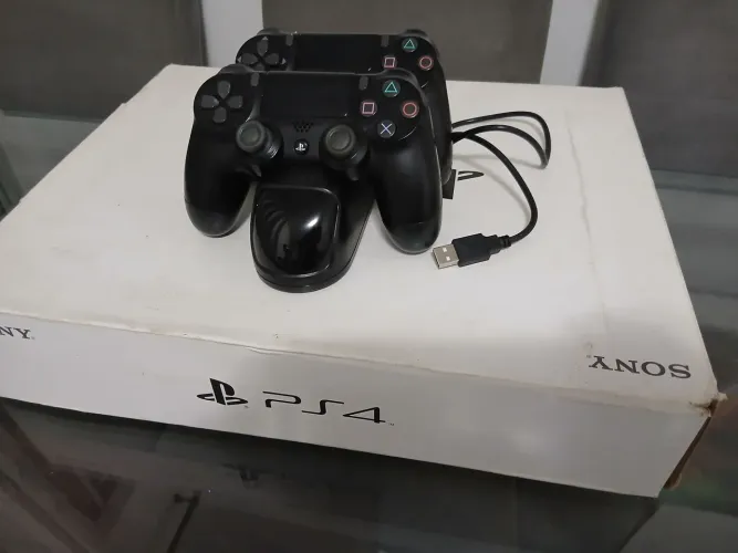 PlayStation 4 PS4 500 GB + 2 Controles + Base Carregadora ? Revisado