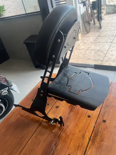 Sissy Bar Dyna Fat Bob removível com grelha