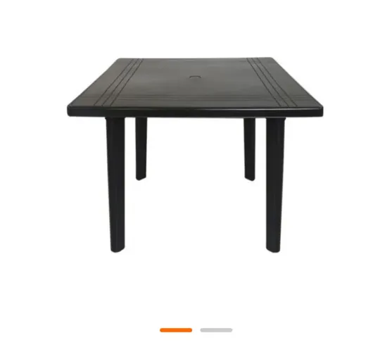 Mesa preta desmontável quadrada.