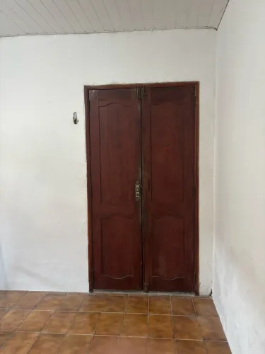 PORTA DE MADEIRA SEMINOVA À VENDA ? Valor: R$ 200,00