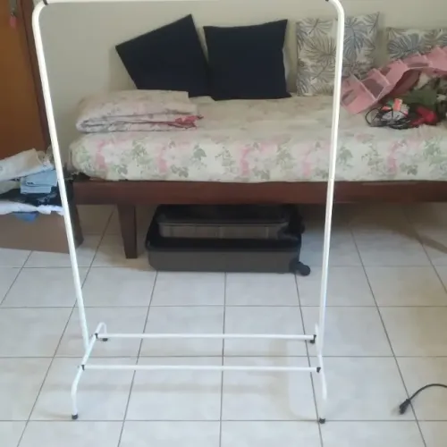 Cabideiro tipo arara em aço, organizador de roupas na cor branca 
