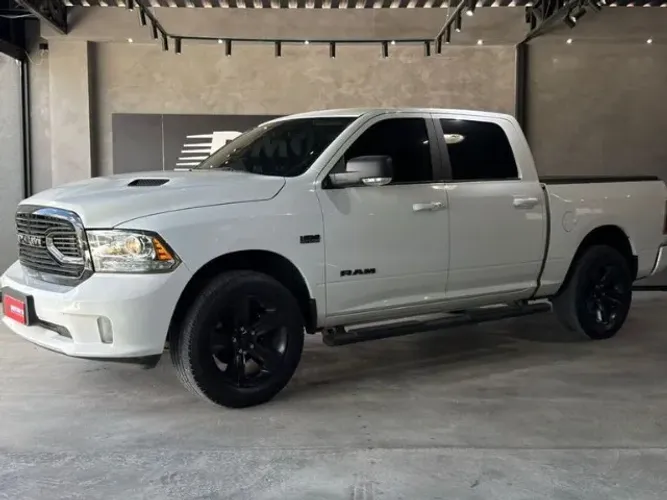 Ram Classic Laramie Night Edition 5.7 V8 16V Gasolina 4X4 Aut. 2022