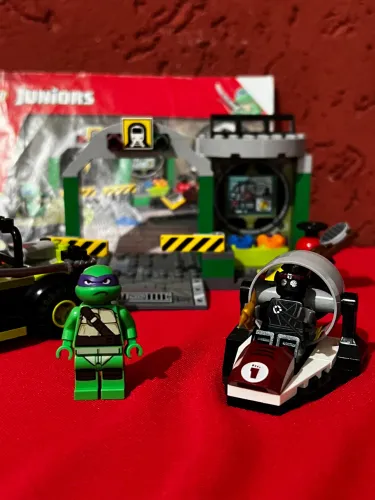 LEGO Juniors Tartarugas Ninja: Esconderijo (Turtle Lair) 10669. 