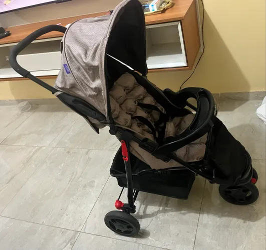 Carrinho com bebê conforto.