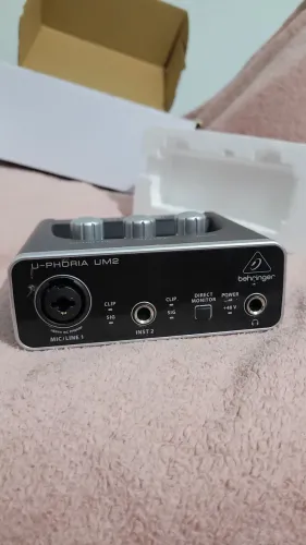 Interface de Áudio Beringher UM2 nova 