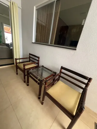 CONJUNTO DE CADEIRAS + MESA DE VIDRO