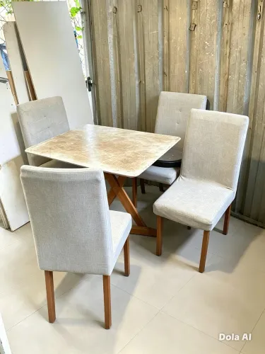 Mesa de 4 cadeiras