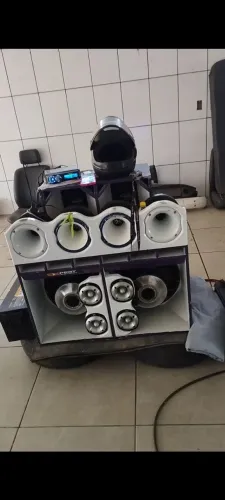 Só a caixa de som, fone de 15 pl, médio de 10.. 4 corneta.  4 Twitter 